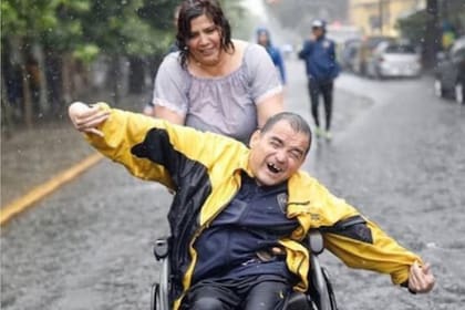 Ernesto Baldi, feliz bajo la lluvia el sábado, cuando se postergó la primera final de la Libertadores entre Boca y River.