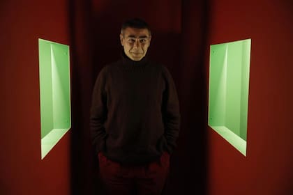 Ernesto Ballesteros dentro de su instalación "Espejismo"