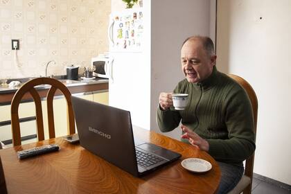 Ernesto Bassano hablando con su hija por zoom, desde su departamento en Ramos Mejía