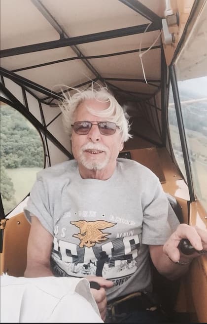 Ernesto Dubourg en los comandos de un Piper J-3 Cub durante sus años de retiro.