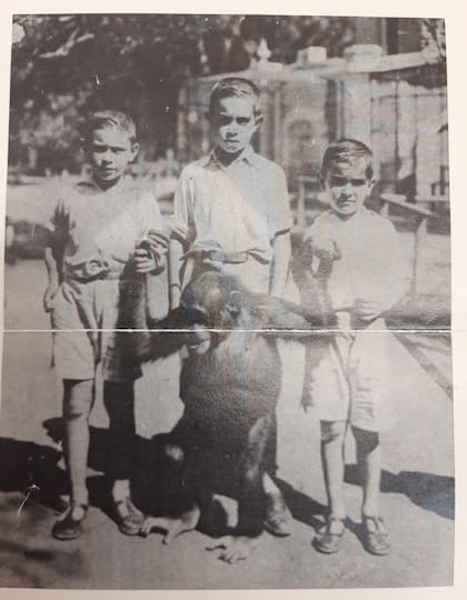 Ernesto, Enrique y Ezequiel, los hermanos mayores de Eugenio y Estela, con "La Bobby"