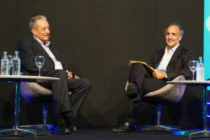 Ernesto López Anadón, presidente del Instituto Argentino del Petróleo y del Gas (IAPG), y Marcos Bulgheroni, CEO de Pan American Energy Group (PAEG), en la conferencia Argentina Oil & Gas (AOG)