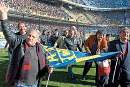 Ernesto Mastrángelo y Carlos Salinas encabezan la vuelta con la bandera, también sostenida por otros protagonistas