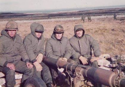 Ernesto Peluffo junto a su compañía del Regimiento 12 de Mercedes, Corrientes, pasaron 34 días en la isla Soledad