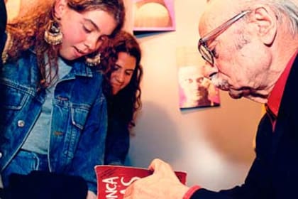 Ernesto Sabato firma un ejemplar del "Nunca más", best seller de Eudeba que lleva un prólogo del autor de "Sobre héroes y tumbas". Foto: Gentileza editorial