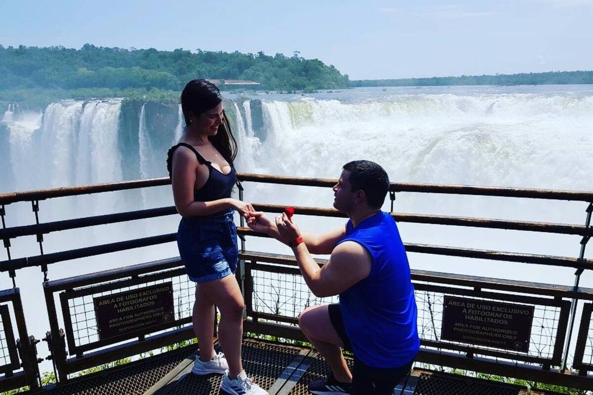 Ernesto Velázquez se arrodilla y sorprende a su novia Keilu Torres, ambos de 28 años, en el balcón de la Garganta del Diablo. El sitio reabrió ayer tras 278 días cerrado.
