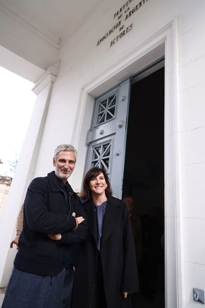 Ernesto y Malena Alterio ingresando al Panteón de actores del Cementerio de la Chacarita, donde fueron depositadas las cenizas de su padre, Héctor Alterio