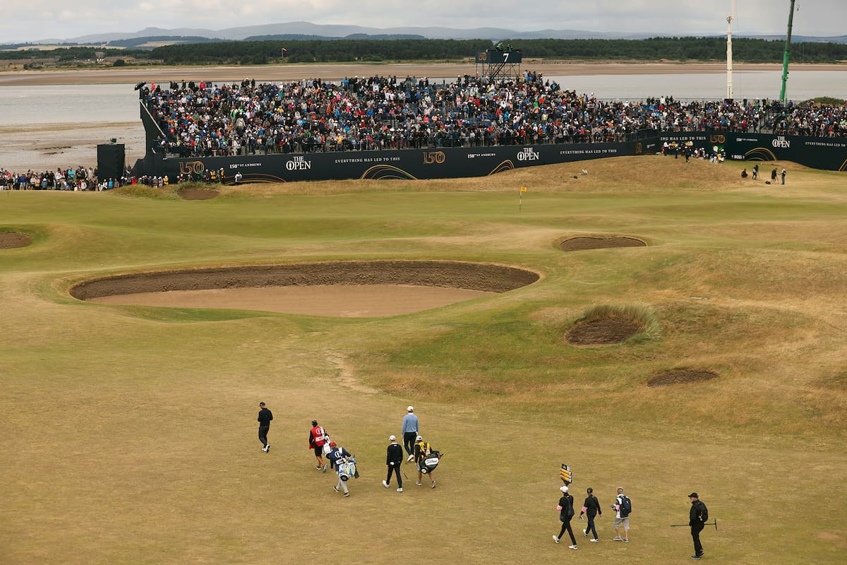 Ernie Els, Adri Arnaus y Brad Kennedy llegando al green del hoyo 11 en St. Andrews