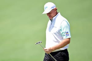 Ernie Els mira su putter con incredulidad después de haberse hundido con un quíntuple bogey en el hoyo 1 del Masters 2016: su arranque en el torneo fue una pesadilla