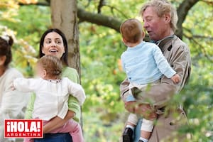 Ernst en familia, junto a su nuera, Sassa de Osma, y sus nietos, los mellizos Nicolás y Sofía, de un año