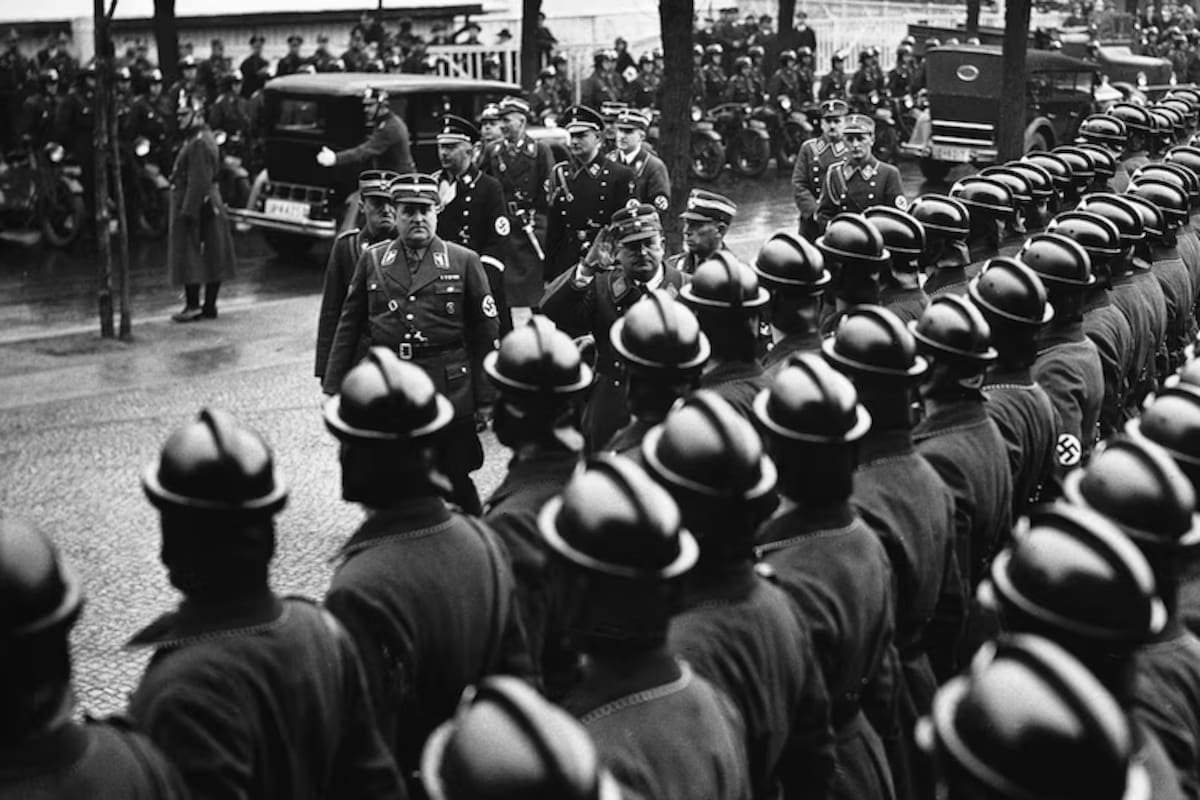 Ernst Röhm, jefe de la SA, inspecciona a las tropas de asalto del partido nazi (Hulton-Deutsch Collection/CORBIS/Corbis via Getty Images)