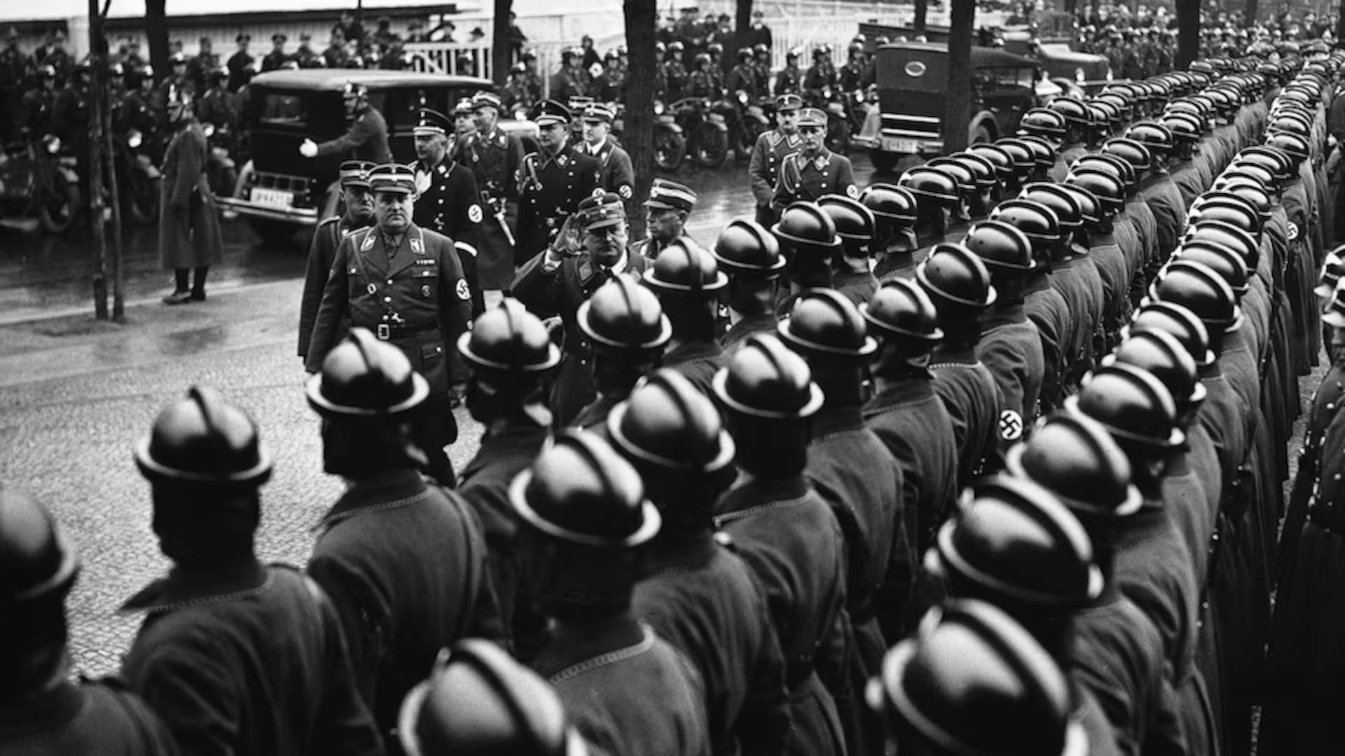 Ernst Röhm, jefe de la SA, inspecciona a las tropas de asalto del partido nazi (Hulton-Deutsch Collection/CORBIS/Corbis via Getty Images)