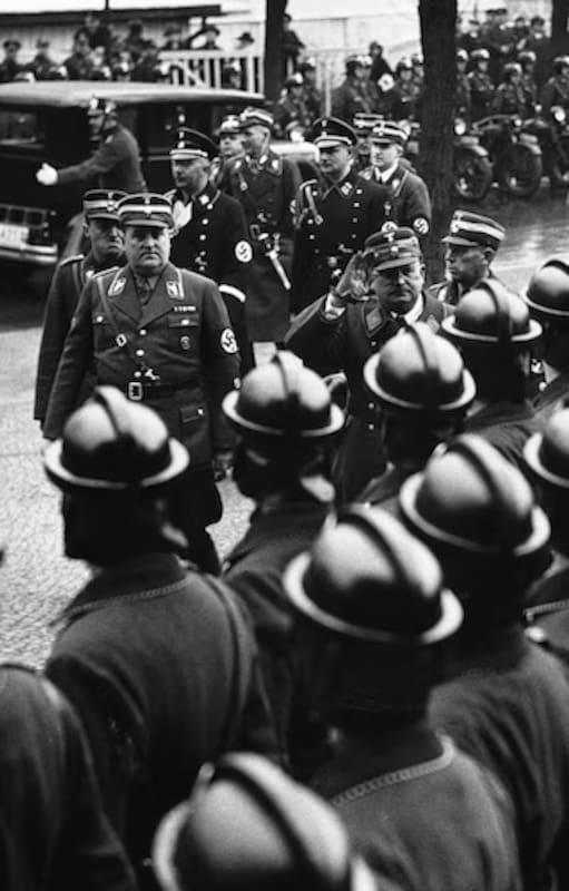 Ernst Röhm, jefe de la SA, inspecciona a las tropas de asalto del partido nazi (Hulton-Deutsch Collection/CORBIS/Corbis via Getty Images)