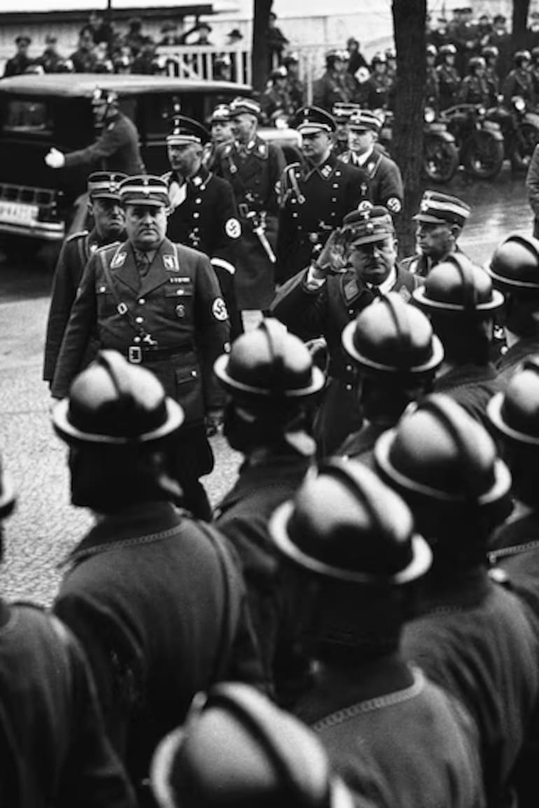 Ernst Röhm, jefe de la SA, inspecciona a las tropas de asalto del partido nazi (Hulton-Deutsch Collection/CORBIS/Corbis via Getty Images)