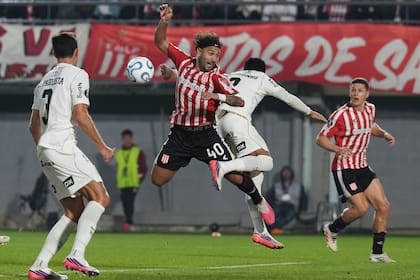 Eros Mancuso (40) y Matheuzinho pelean por la pelota en el partido entre Estudiantes y Corinthians por la Copa Libertadores, en La Plata