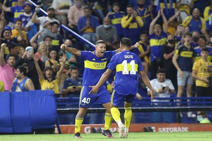 Eros Mancuso abre los brazos tras convertir su gol; se le une Eduardo Salvio; Boca fue una fiesta en la Bombonera y goleó 8-1 a Central Córdoba de Santiago del Estero.