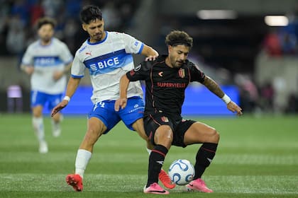 Eros Mancuso domina la pelota ante Jimmy Martínez; el lateral fue una de las variantes que ensayó el DT Alexander Medina y quien asistió a Guido Carrillo en el segundo gol de Estudiantes