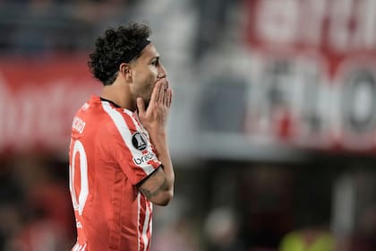 Eros Mancuso no puede creerlo: en el arranque del segundo tiempo tuvo su chance, pero remató muy mal (AP Photo/Natacha Pisarenko)