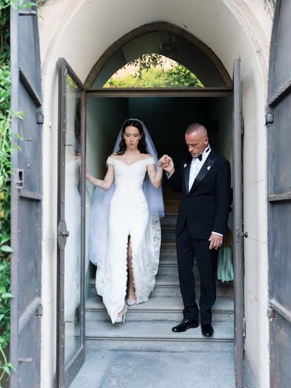 Eros Ramazzotti acompañando a su hija Aurora hacia el altar