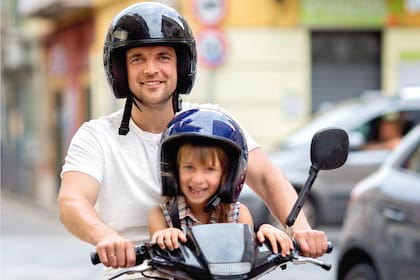 Errores. No se debe llevar a los chicos parados entre el conductor y el manillar, y menos utilizar un casco para adultos sin abrochar
