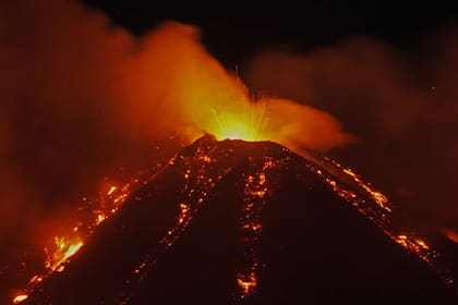 La explosión inicial fue seguida por una nube de ceniza y desbordamientos de lava
