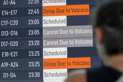 Erupción volcánica en Indonesia causa evacuaciones y cancelación de vuelos