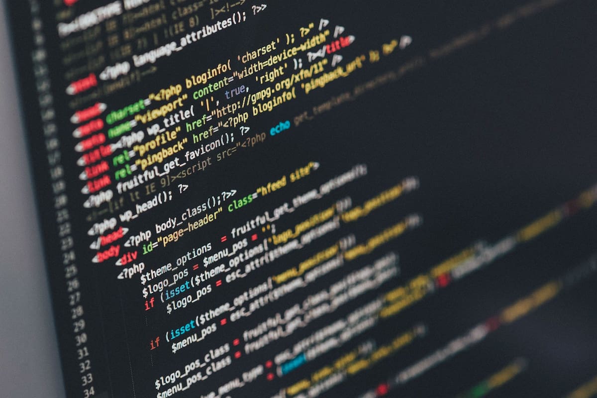 Es aquella persona que escribe, depura y mantiene el código fuente de un programa informático. Fuente: Pixabay