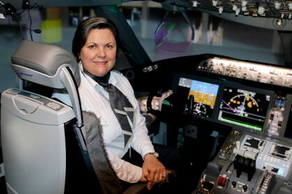 Es argentina y la primera latina con grado de capitán en American Airlines. Dice que, pese a la tradición masculina, cada vez hay más mujeres que aprenden a volar