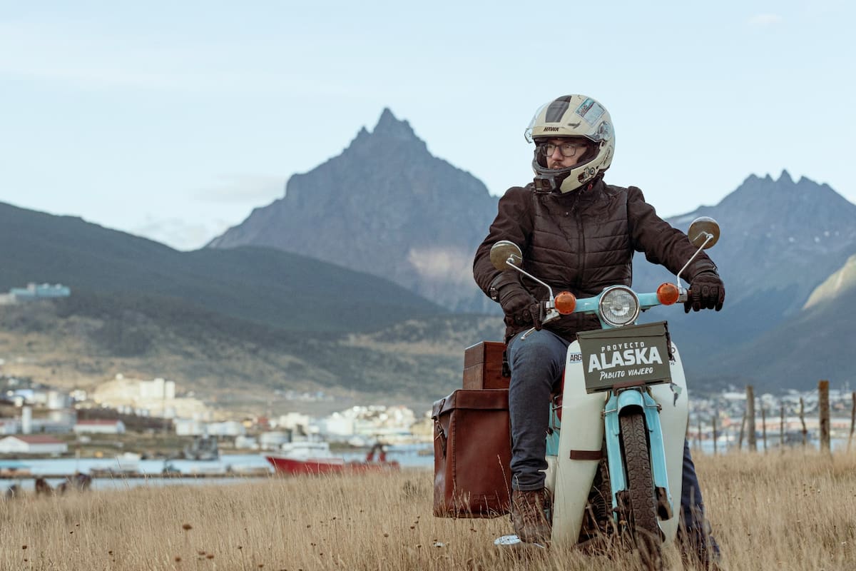 Es argentino, vendió todo hace 4 años para vivir viajando en moto y quiere unir Ushuaia con Alaska