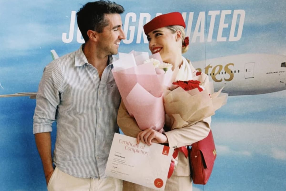 Ele conheceu a namorada em um avião e agora a surpreendeu no ar no segundo aniversário deles
