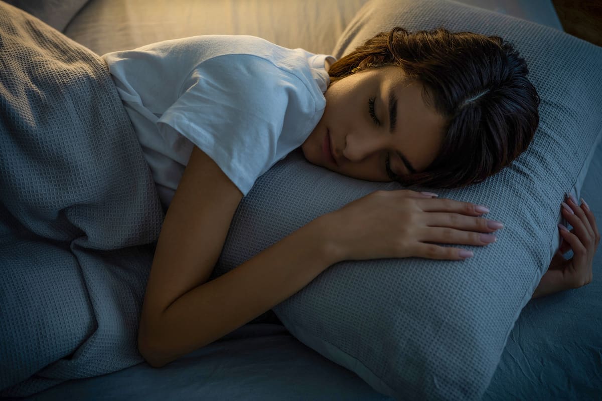 ¿Es bueno dormir abrazado a la almohada?