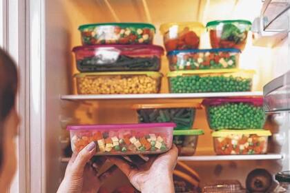 Es clave revisar los tiempos de conservación y usar recipientes adecuados al momento de almacenar alimentos.
