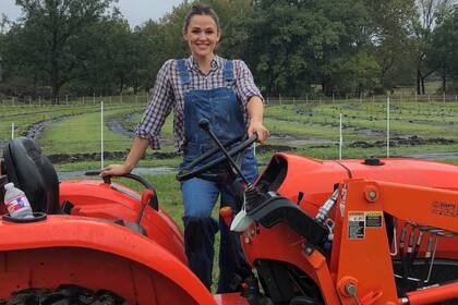 Es co-fundadora de Once Upon a Farm, donde parte de sus productos son cultivados en su granja