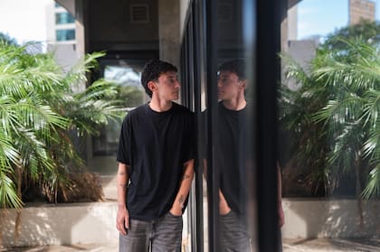 “Es como un alter ego: estás en tu vida, pero tenés otra persona sumergida dentro. Yo iba a la facultad, entrenaba y estudiaba. Estaba viviendo a puro rock and roll, pero por dentro era todo un infierno”, dice Valentino sobre la adicción que sufrió.