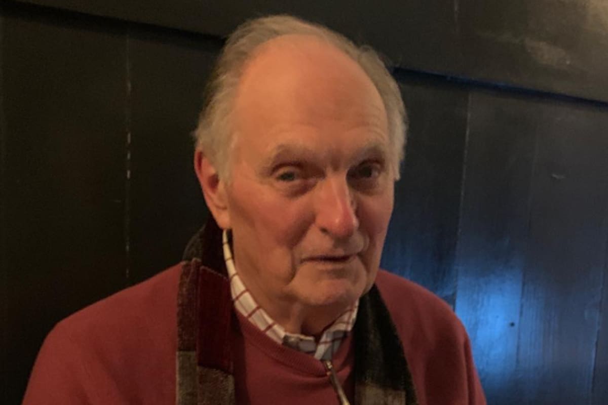 “Es como un pasatiempo”: la curiosa manera en la que Alan Alda afronta las dificultades del Parkinson, a los 90 años