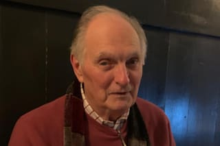 La curiosa manera en la que Alan Alda afronta las dificultades del Parkinson, a los 90 años