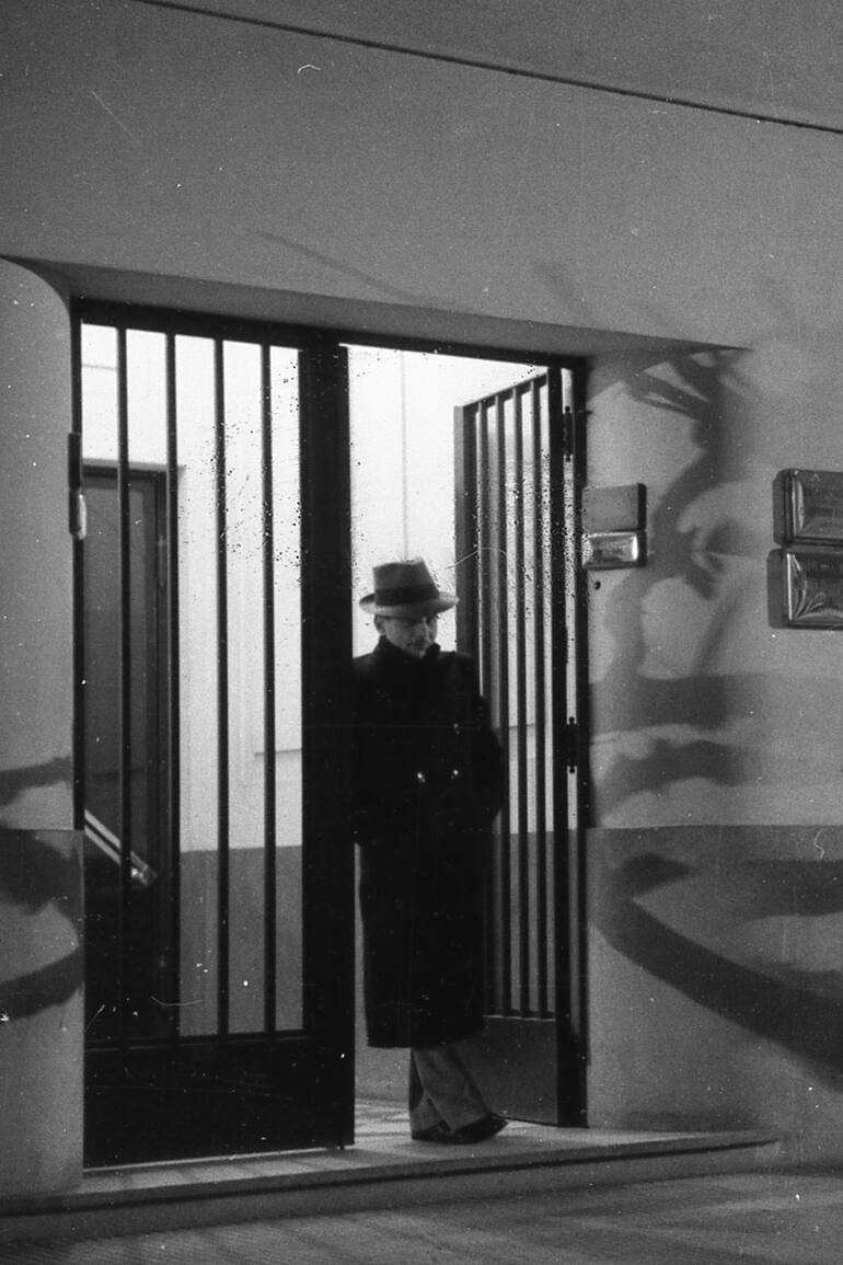 “Es como un policial negro. No es un encargo ni una foto de prensa, también fotografiaba porque le gustaba”, dice Daniel Merle sobre esta foto tomada Alberto Haylli en la entrada del edificio Conde, en Junín, cerca de 1939