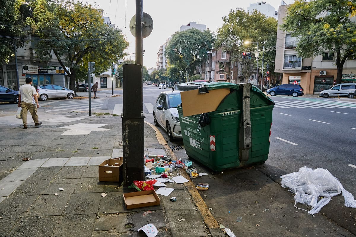 “Es como vivir en un pasillo de basura”, describe una vecina porteña sobre la acumulación de residuos en la cuadra donde vive