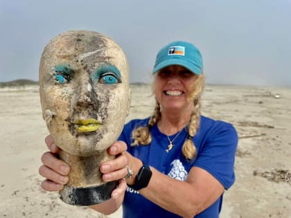 Es común encontrar cabezas de muñecas en las playas