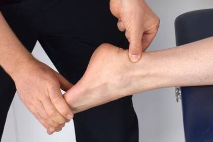 Es común que los tobillos se muestren inflamados; puede ocurrir por una mala circulación, por haber sufrido algún golpe o por retención de líquidos