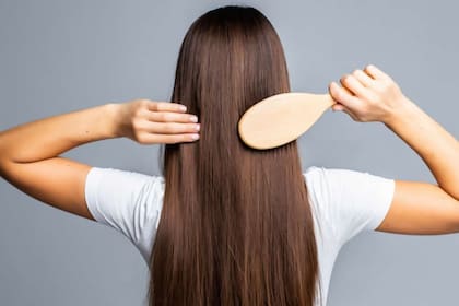 Es común que surja la duda entre secar el pelo con aire frío o caliente