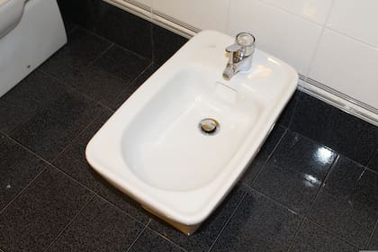 Es crucial limpiar el bidet regularmente para evitar la aparición de manchas de sarro y suciedad