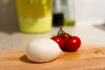 Es de suma importancia elegir versiones de mozzarella con menos sodio y estar atentos al etiquetado