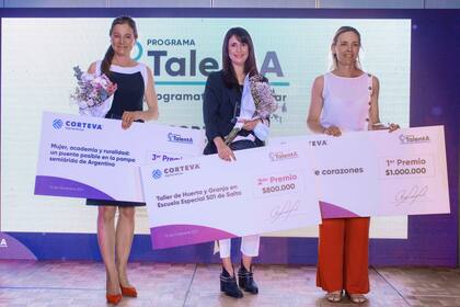 Es del concurso TalentA, para mujeres rurales, de Corteva.
Son:
Stella Marys Bogino tercer premio, por Mujer, academia y ruralidad; Judith Farias, segundo premio, el Taller de Huerta y Granja en la Escuela Especial 501, de Salto; Marina Muscolo, primer premio, de Reinas de Corazones
