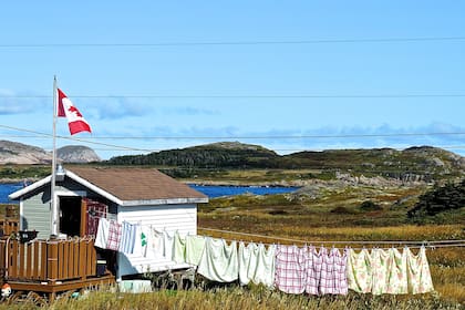 Es "día de colada" en Fogo: en todas las casas aprovechan el sol para lavar ropa y tenderla, en síntonía, como parte de la tradición