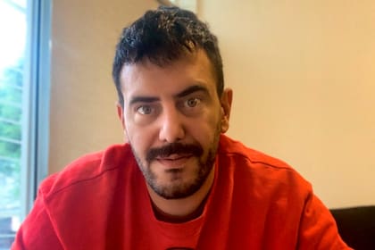 Es dibujante, humorista, genera contenidos de ficción para web y tevé, y conduce el programa de radio Últimos cartuchos junto a Migue Granados