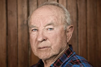 Es el creador de Patagonia, una exitosa marca de indumentaria con sede en California, y también un empresario atípico: lleva a sus empleados a practicar surf, llama a evitar el consumismo, cuestiona a las corporaciones y contrata mayoría de mujeres: “Son más inteligentes”