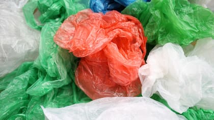 Uno de los cambios más significativos que propone la SB 1053 es la eliminación total de las bolsas de plástico reutilizables