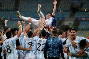 Es el final del partido: la Argentina acaba de consagrarse campeón de la Copa América de Brasil; Lionel Messi, el capitán, vuela por el aire.