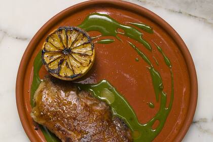 "Es el foie gras argentino", dice, un poco un broma y un poco en serio, el chef del bodegón Mengano